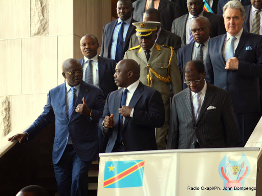 Le Président Joseph Kabila Kabange accompagné (de gauche à droite) du gouverneur de la ville de Kinshasa, André Kimbuta Yango et du ministre de la Justice et Droits humains, Alexis Thambwe Mwamba le 27/04/2015 à Kinshasa. Radio Okapi/Ph. John Bompengo