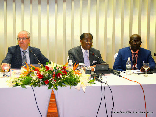 De gauche à droite, Jean Michel Dumond, Ambassadeur de l’Union Européen en RDC, Alexis Thambwe Mwamba, ministre congolais de la Justice et Droits humains et le professeur Raphaël Nyabirungu Mwene Songa le 27/04/2015 à Kinshasa, lors d’une conférence de presse. Radio Okapi/Ph. John Bompengo