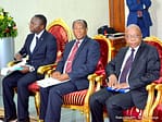 De gauche à droite, des membres du cabinet du Président de la RDC dont son directeur du cabinet, Nehemie Mwilanya, maitre Nkulu Kilombo et le conseiller principale chargé de la politique et de la diplomatie, Ngoie Lulu le 01/06/2015 au palais de la nation à Kinshasa. Radio Okapi/Ph. John Bompengo