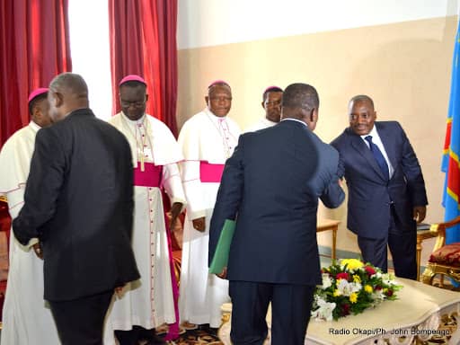 Le Président Joseph Kabila reçoit des représentants de l’église catholique le 1/06/2015 dans son bureau officiel au palais de la nation à Kinshasa lors des consultations. Radio Okapi/Ph. John Bompengo